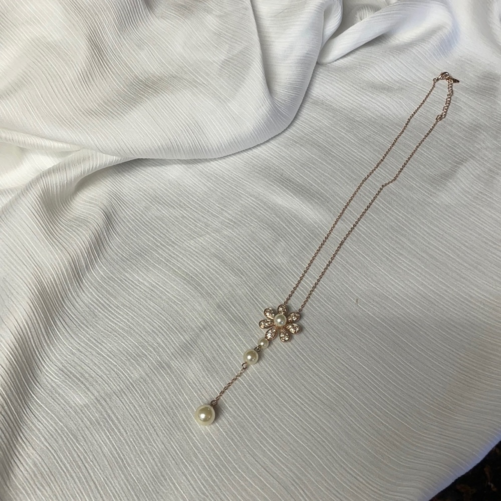 EUC Roxi Rose Gold Necklace with Flower accented w/Rhinestones and Pearls